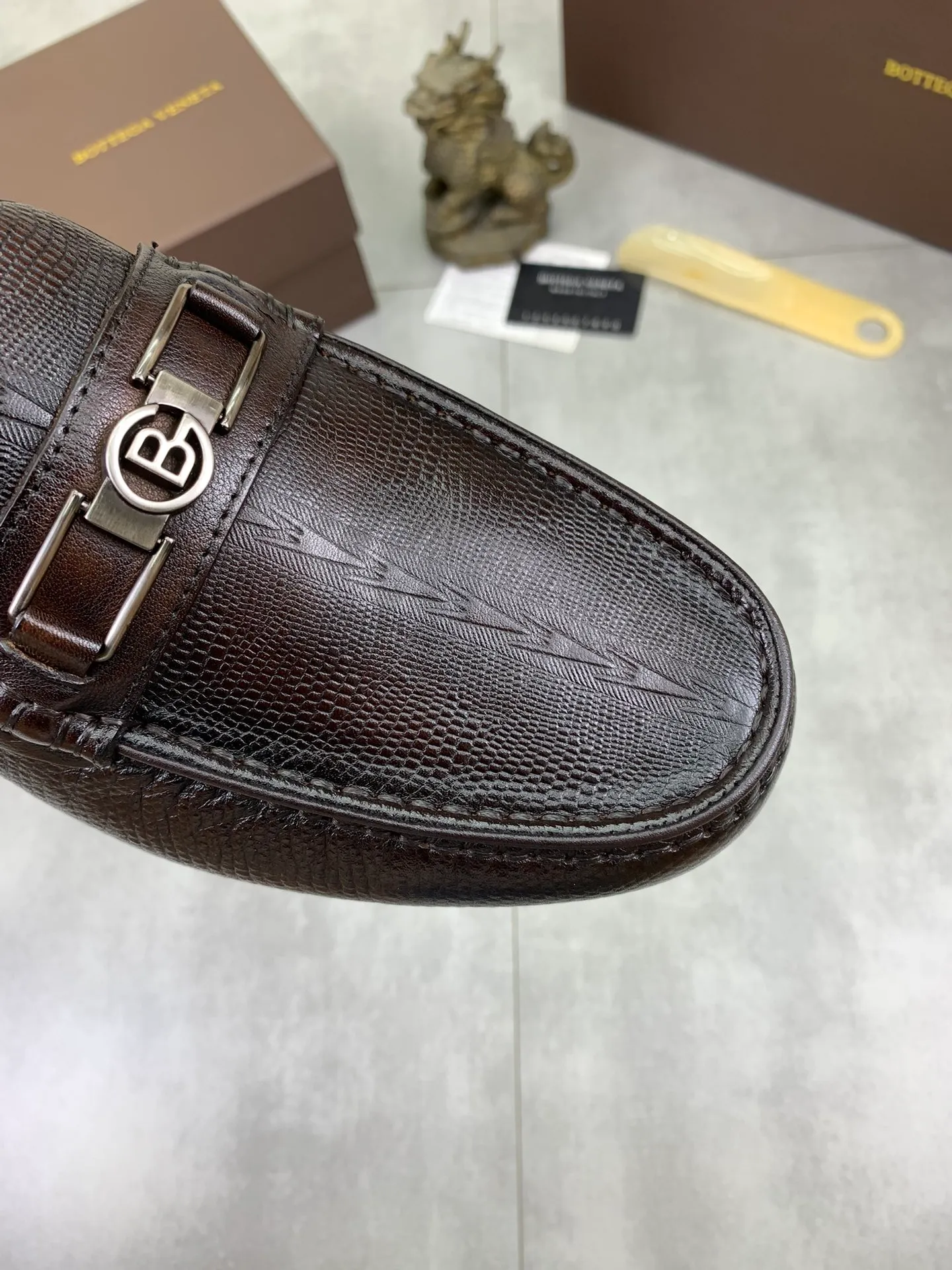 Men's men's shoes 💰p420 [New model] Water-dyed cow leather 💰High-quality business beanie shoes 💎💎💎 bottega veneta official website synchronizes the latest top version of bv in the market, accepts material comparison, shoe type comparison, process comparison, practical and textured, versatile and suitable for any occasion, the more you look at it, the more it tastes. Purely hand-woven craftsmanship - Upper material, ostrich pattern calfskin imported from Italy - High-quality water-dyed cowhide inside - Original private model customized outsole - Size: 39-44 (38 45 can be customized) Color: black or brown optional